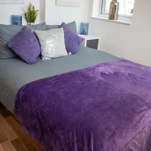121 - Apartment, Terrace & Full Kitchen - Airport & Train Shuttle Appartement Bishop's Stortford